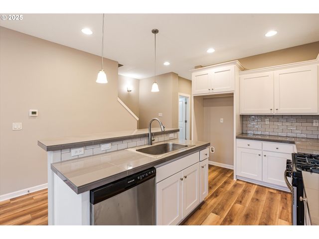 816 S CORINNE Dr, Newberg, OR 97132