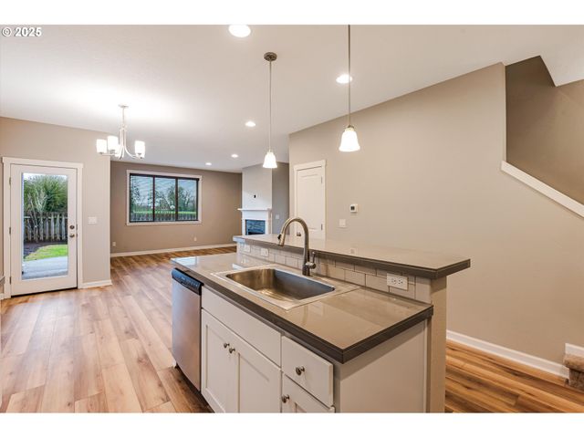 816 S CORINNE Dr, Newberg, OR 97132