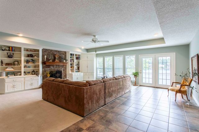 28 N Lakeshore Drive, Cherokee Village, AR 72529