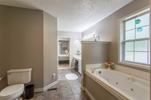 28 N Lakeshore Drive, Cherokee Village, AR 72529