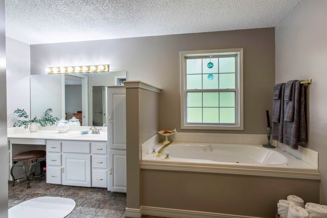 28 N Lakeshore Drive, Cherokee Village, AR 72529