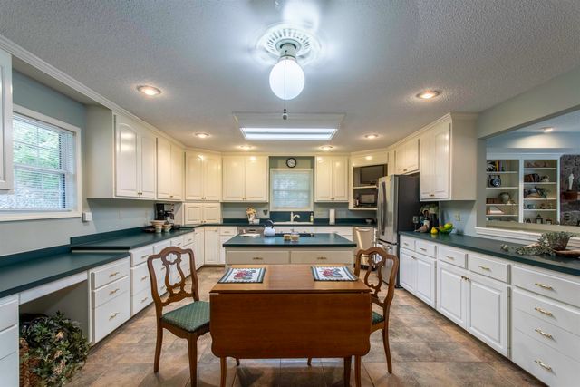 28 N Lakeshore Drive, Cherokee Village, AR 72529