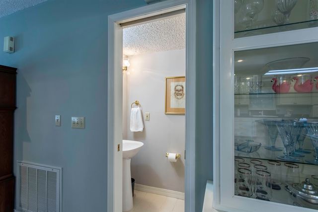 28 N Lakeshore Drive, Cherokee Village, AR 72529