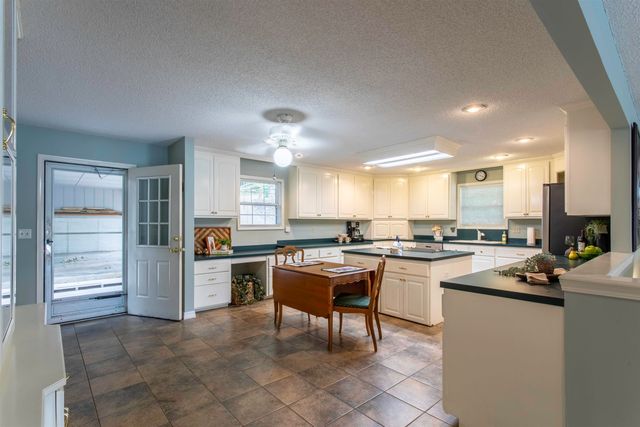 28 N Lakeshore Drive, Cherokee Village, AR 72529