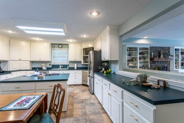 28 N Lakeshore Drive, Cherokee Village, AR 72529