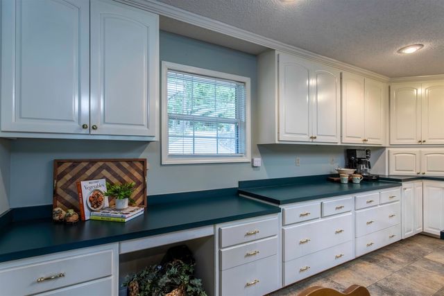 28 N Lakeshore Drive, Cherokee Village, AR 72529