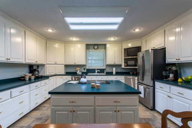 28 N Lakeshore Drive, Cherokee Village, AR 72529