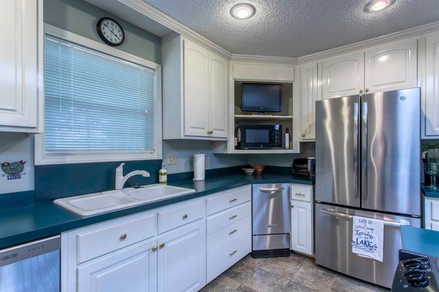 28 N Lakeshore Drive, Cherokee Village, AR 72529