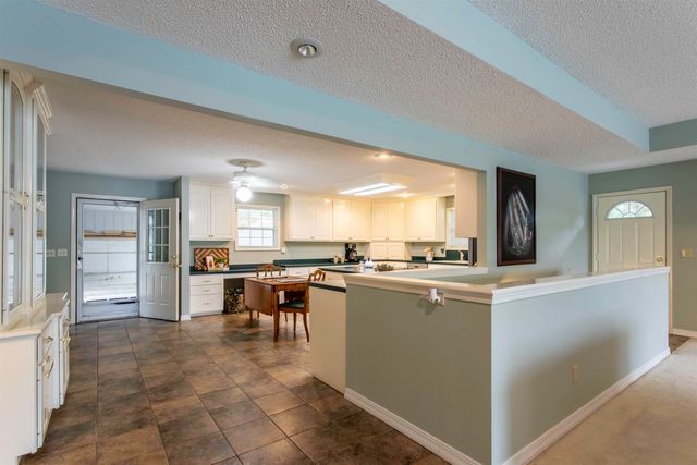 28 N Lakeshore Drive, Cherokee Village, AR 72529