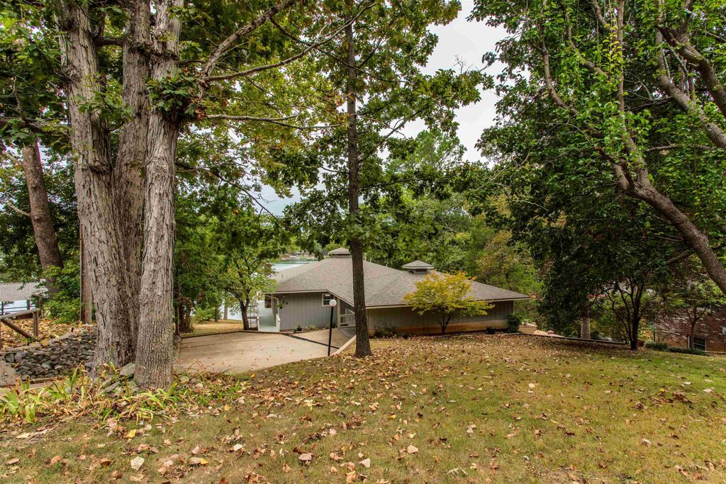 28 N Lakeshore Drive, Cherokee Village, AR 72529