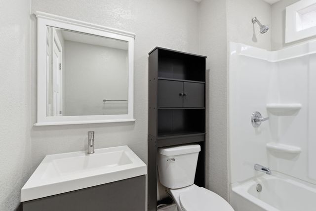 211 N Rechow Avenue, Bolivar, MO 65613