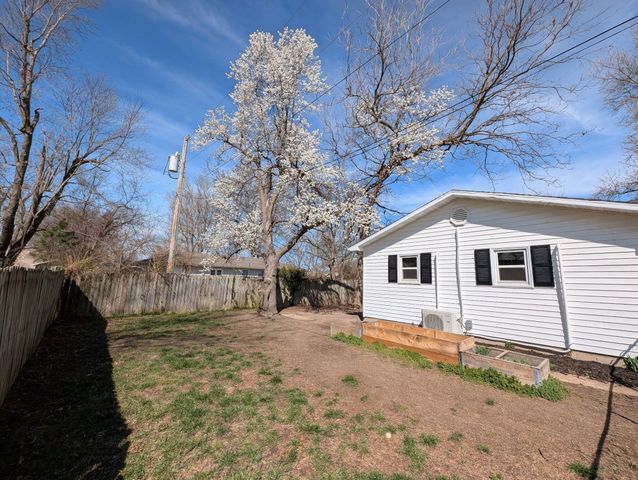 211 N Rechow Avenue, Bolivar, MO 65613