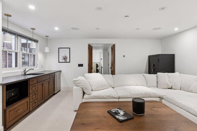 1620 Kenwood Parkway, Minneapolis, MN 55405
