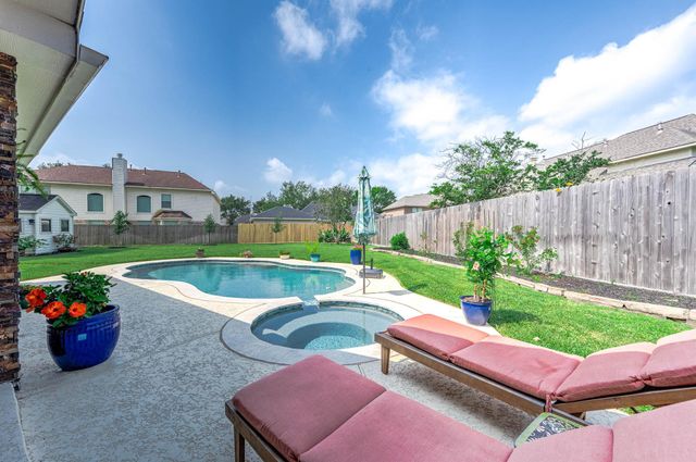 2610 Clay Creek Court, Pearland, TX 77581