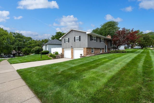 1319 Denniston Avenue, Bettendorf, IA 52722