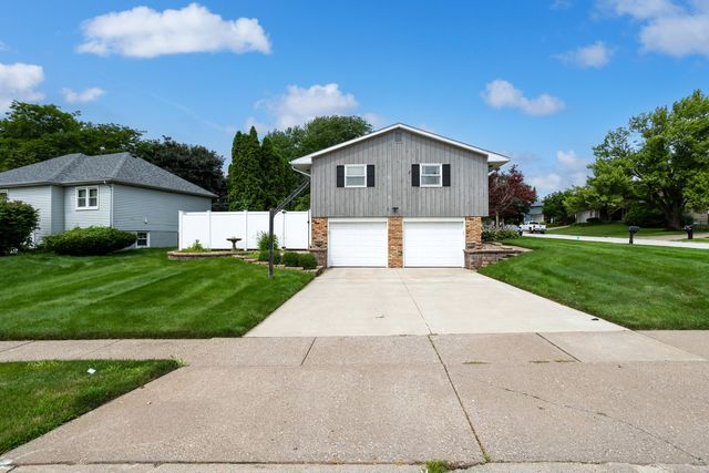 1319 Denniston Avenue, Bettendorf, IA 52722