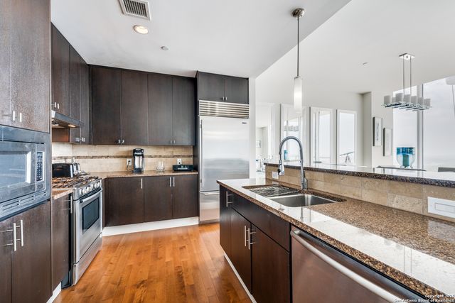 610 E Market St Unit 2711, San Antonio, TX 78205