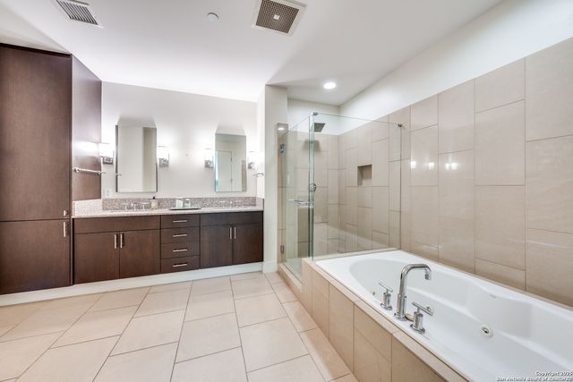 610 E Market St Unit 2711, San Antonio, TX 78205