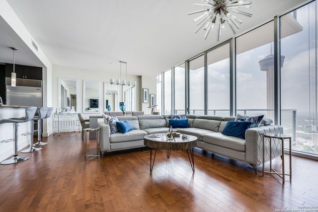 610 E Market St Unit 2711, San Antonio, TX 78205