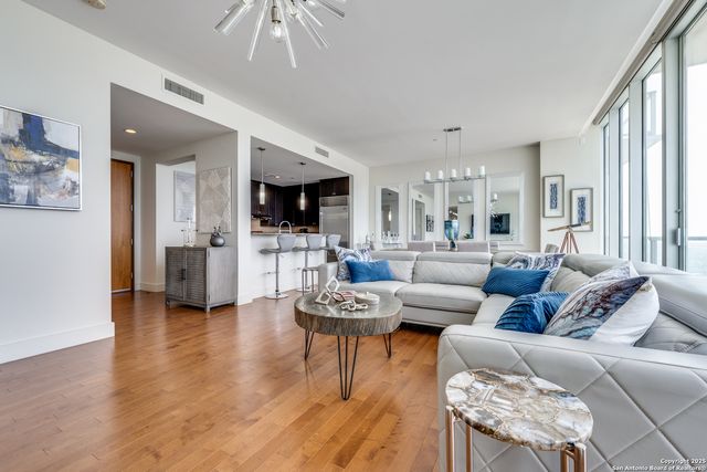 610 E Market St Unit 2711, San Antonio, TX 78205