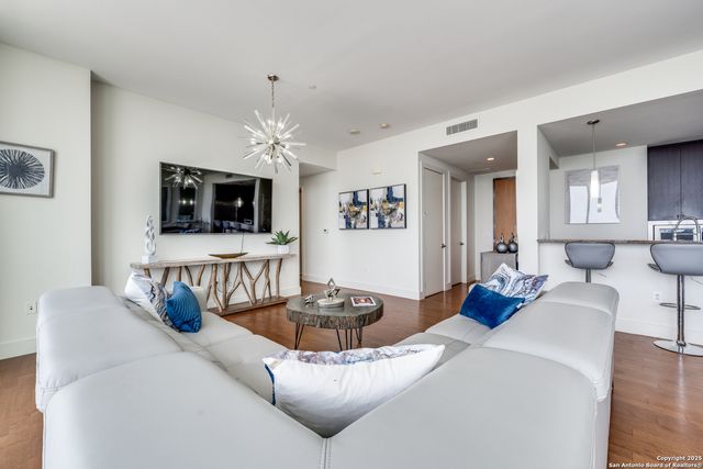 610 E Market St Unit 2711, San Antonio, TX 78205