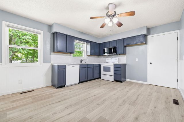 122 N Pinewood Avenue, Republic, MO 65738