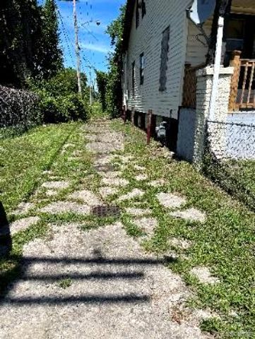 8827 E Warren Avenue, Detroit, MI 48214
