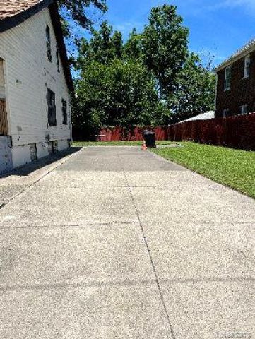 8827 E Warren Avenue, Detroit, MI 48214