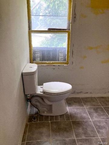 8827 E Warren Avenue, Detroit, MI 48214
