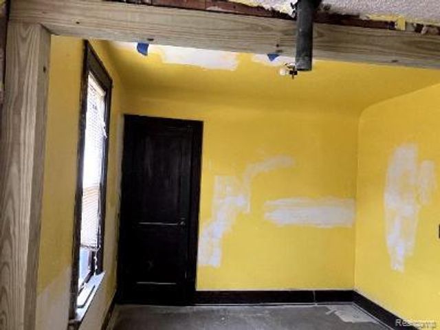 8827 E Warren Avenue, Detroit, MI 48214