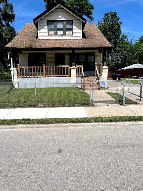 8827 E Warren Avenue, Detroit, MI 48214