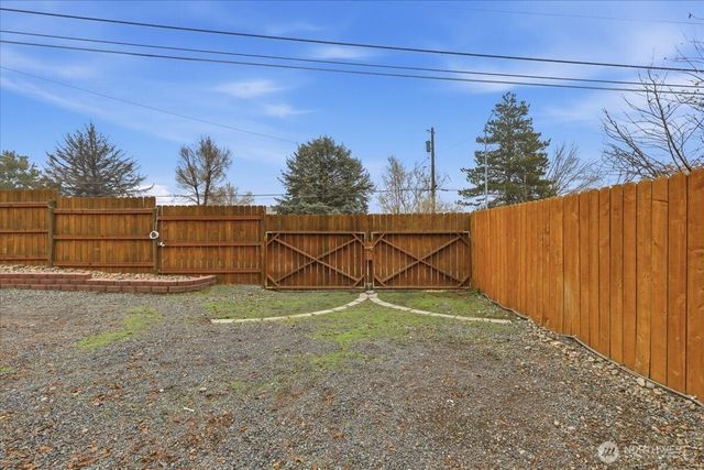 614 W Loop Drive, Moses Lake, WA 98837