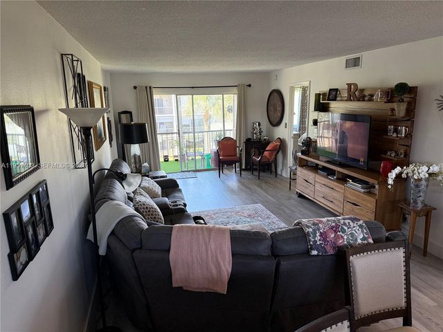 8911 S Hollybrook Blvd 305, Pembroke Pines, FL 33025