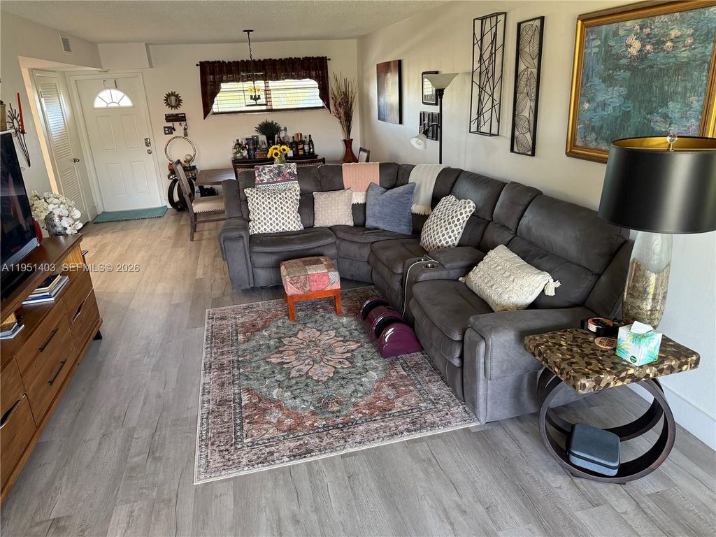 8911 S Hollybrook Blvd 305, Pembroke Pines, FL 33025