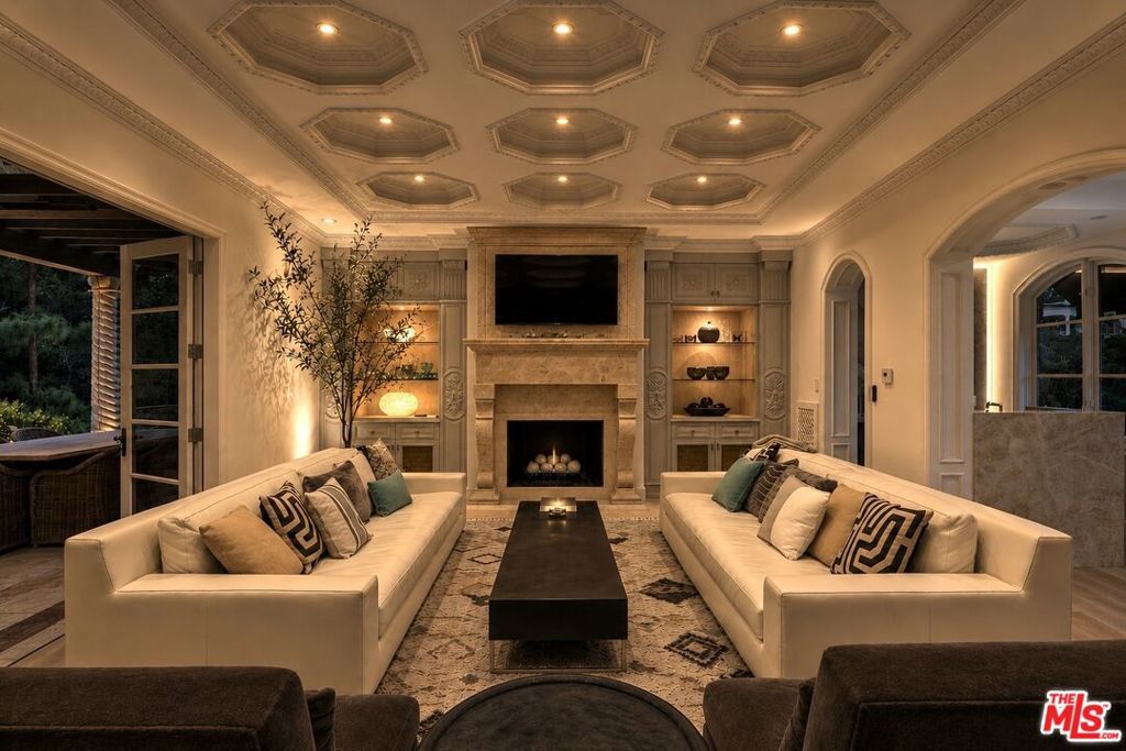 Image 12 of property listing at 2680 Bowmont Drive, Beverly Hills, CA 90210