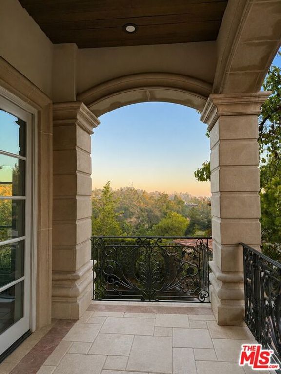 Image 13 of property listing at 2680 Bowmont Drive, Beverly Hills, CA 90210