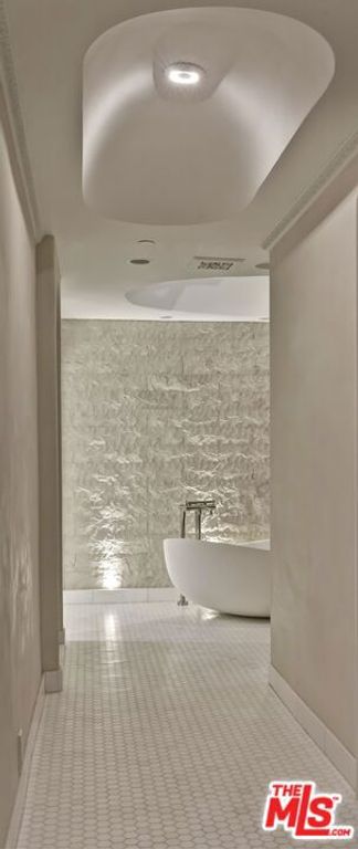Image 14 of property listing at 2680 Bowmont Drive, Beverly Hills, CA 90210