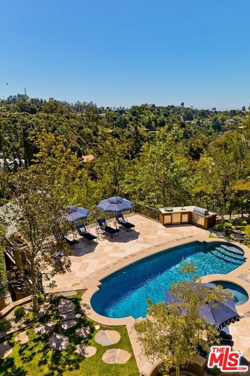 Image 15 of property listing at 2680 Bowmont Drive, Beverly Hills, CA 90210