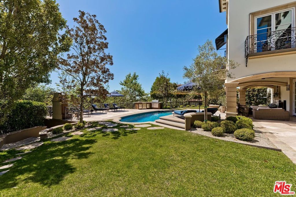 Image 16 of property listing at 2680 Bowmont Drive, Beverly Hills, CA 90210
