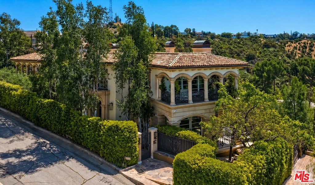 Image 19 of property listing at 2680 Bowmont Drive, Beverly Hills, CA 90210
