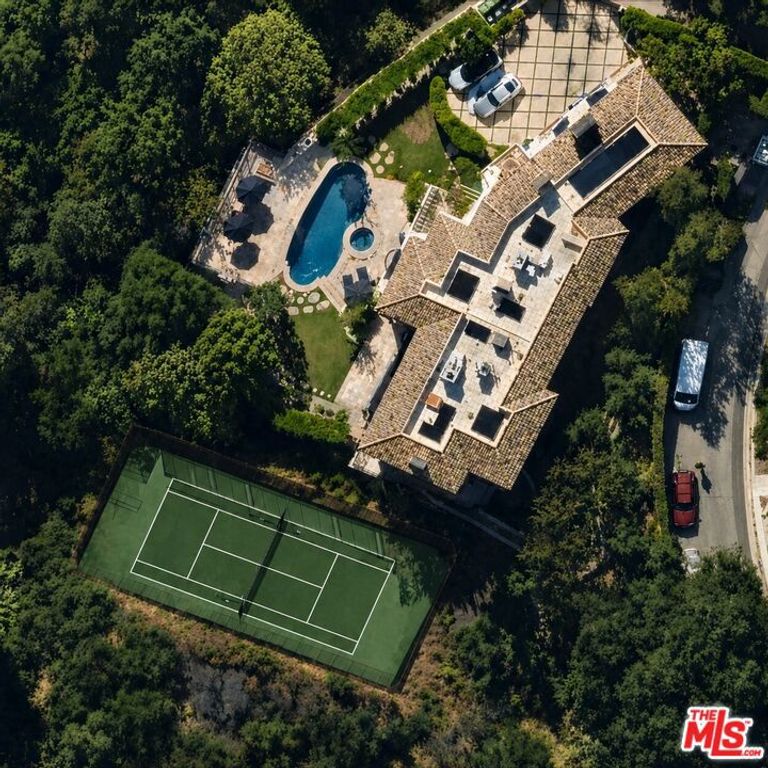 Image 20 of property listing at 2680 Bowmont Drive, Beverly Hills, CA 90210