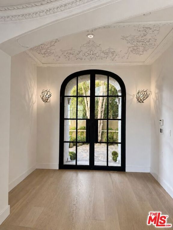 Image 3 of property listing at 2680 Bowmont Drive, Beverly Hills, CA 90210