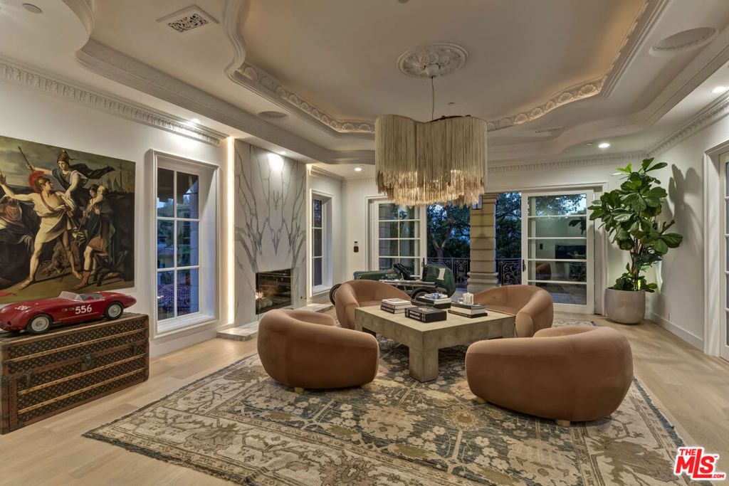 Image 6 of property listing at 2680 Bowmont Drive, Beverly Hills, CA 90210