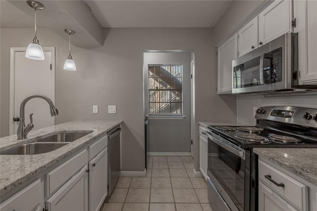 2402 Sycamore Avenue E2, Huntsville, TX 77340