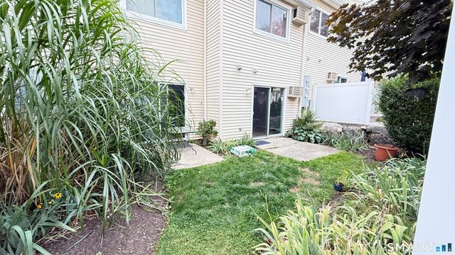 8 Rose Lane APT 18-13, Danbury, CT 06811