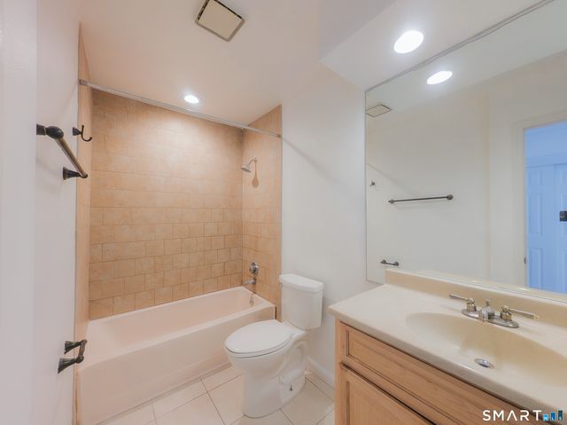 8 Rose Lane APT 18-13, Danbury, CT 06811