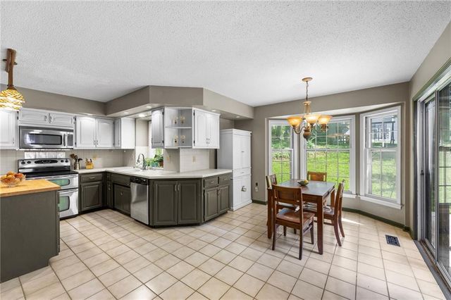 14350 W 81st Place, Lenexa, KS 66215