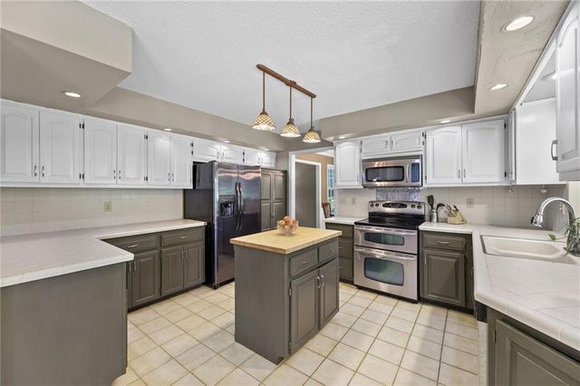 14350 W 81st Place, Lenexa, KS 66215