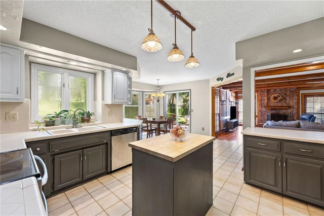 14350 W 81st Place, Lenexa, KS 66215