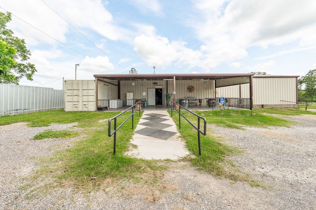 901 E Navarro Avenue, De Leon, TX 76444